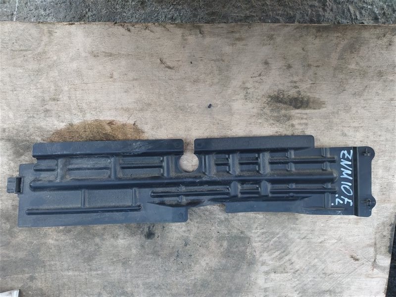 Защита радиатора TOYOTA ISIS ANM10 (б/у)