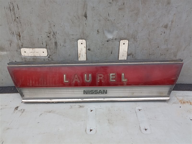Вставка между стопов Nissan Laurel C33 (б/у)