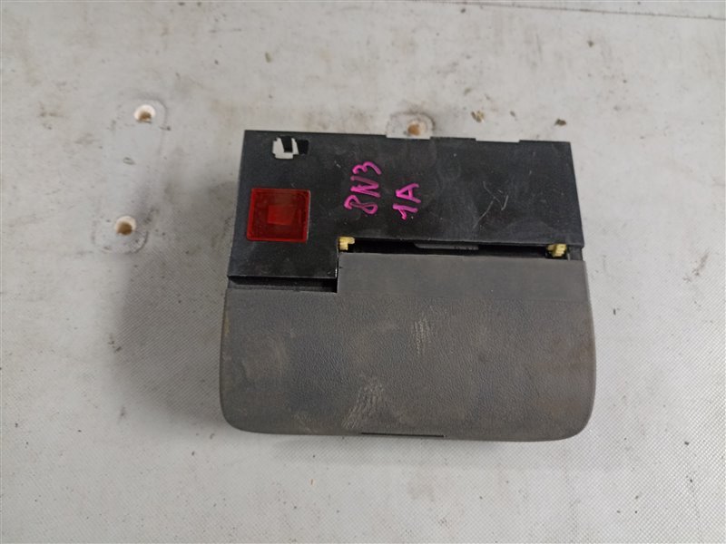 Пепельница Audi Tt 8N3 (б/у) Пепельница Audi Tt 8N3 (б/у)