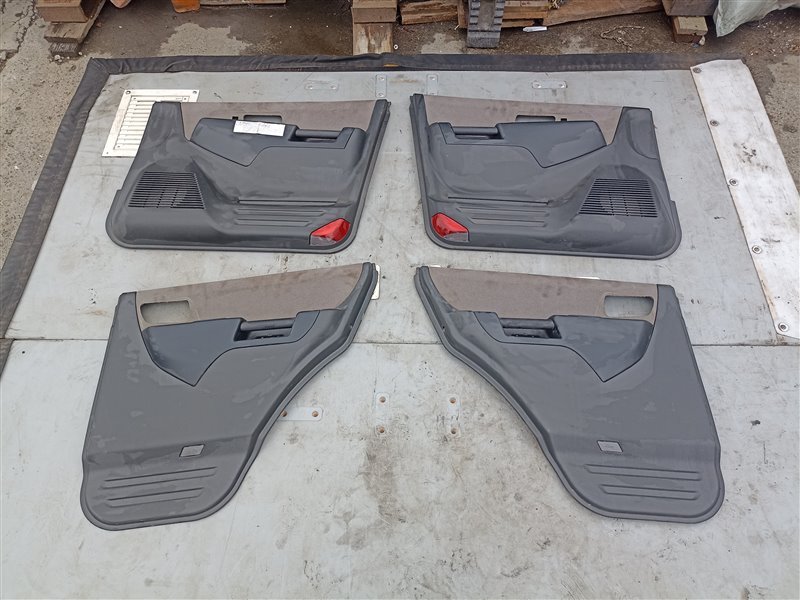 Обшивка дверей Mitsubishi Pajero Io H72W (б/у)