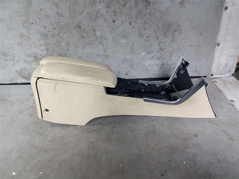 Бардачок между сиденьями Nissan Fuga Y50 (б/у)