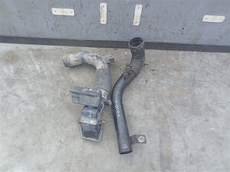 Патрубок воздушн.фильтра MITSUBISHI CANTER FB501B 4M40 (б/у)