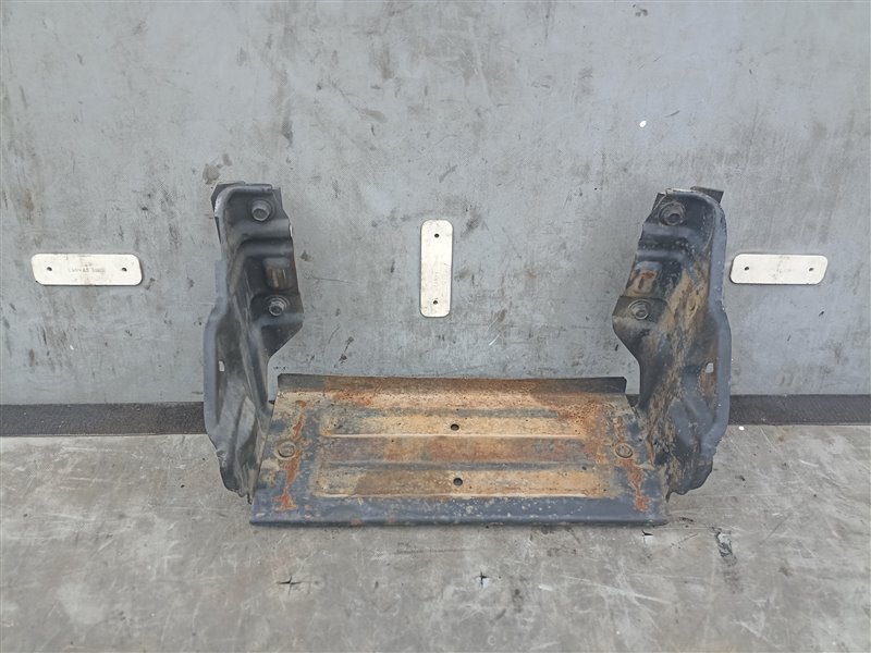 Крепление аккумулятора MITSUBISHI CANTER FB501B 4M40 (б/у)
