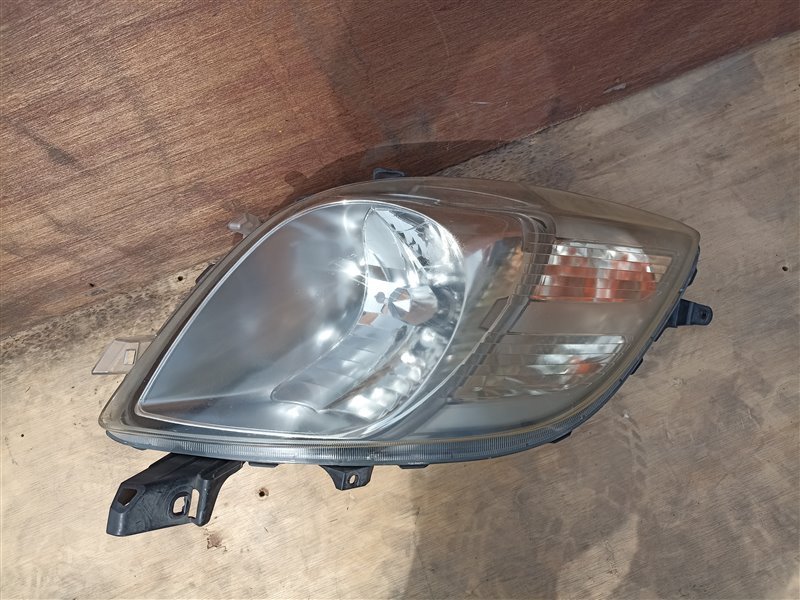 Фара TOYOTA VITZ NCP91 левая (б/у)