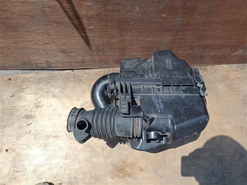 Корпус воздушного фильтра TOYOTA VITZ RS NCP91 1NZ-FE (б/у)