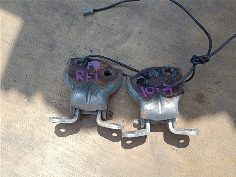 Петля дверная HONDA STEPWGN RF1 передняя левая (б/у)