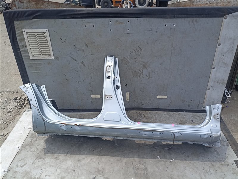 Порог TOYOTA VITZ NCP91 правый (б/у)