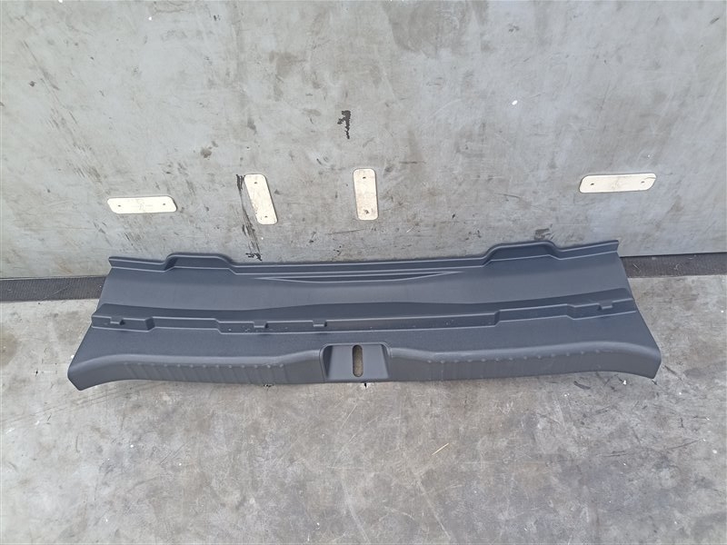 Накладка замка багажника TOYOTA YARIS CROSS MXPB10 (б/у)