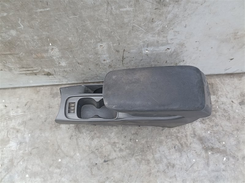 Бардачок между сиденьями MITSUBISHI LANCER CEDIA CS2A (б/у)
