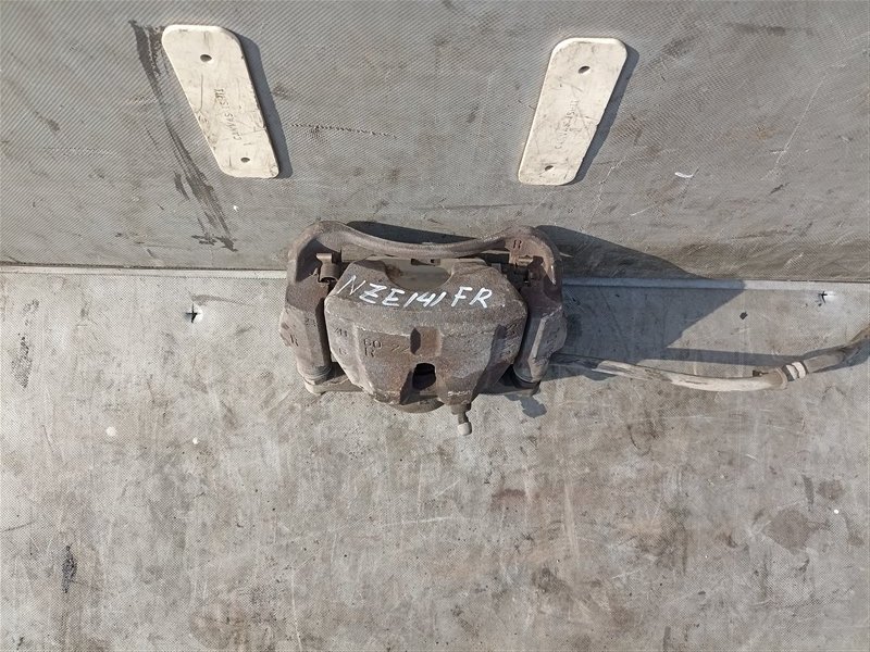 Суппорт TOYOTA COROLLA AXIO NZE141 1NZ-FE передний правый (б/у) Суппорт TOYOTA COROLLA AXIO NZE141 1NZ-FE передний правый (б/у)