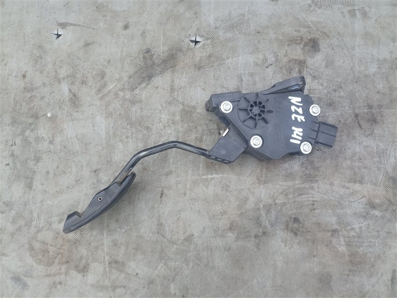 Педаль газа TOYOTA COROLLA AXIO NZE141 1NZ-FE (б/у) Педаль газа TOYOTA COROLLA AXIO NZE141 1NZ-FE (б/у)