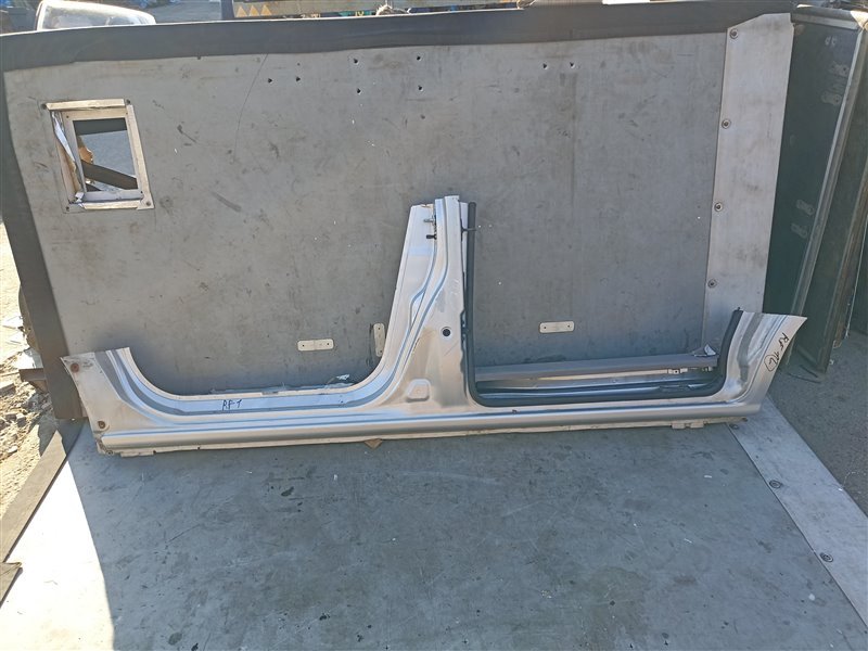 Порог HONDA STEPWGN RF1 левый (б/у)