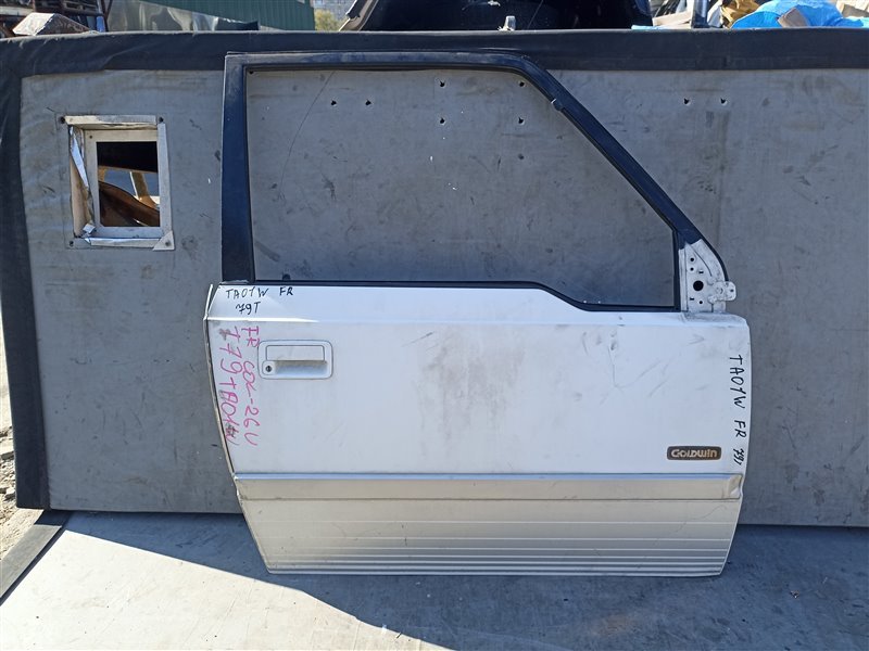 Дверь SUZUKI ESCUDO TA01W G16A передняя правая (б/у) Дверь SUZUKI ESCUDO TA01W G16A передняя правая (б/у)