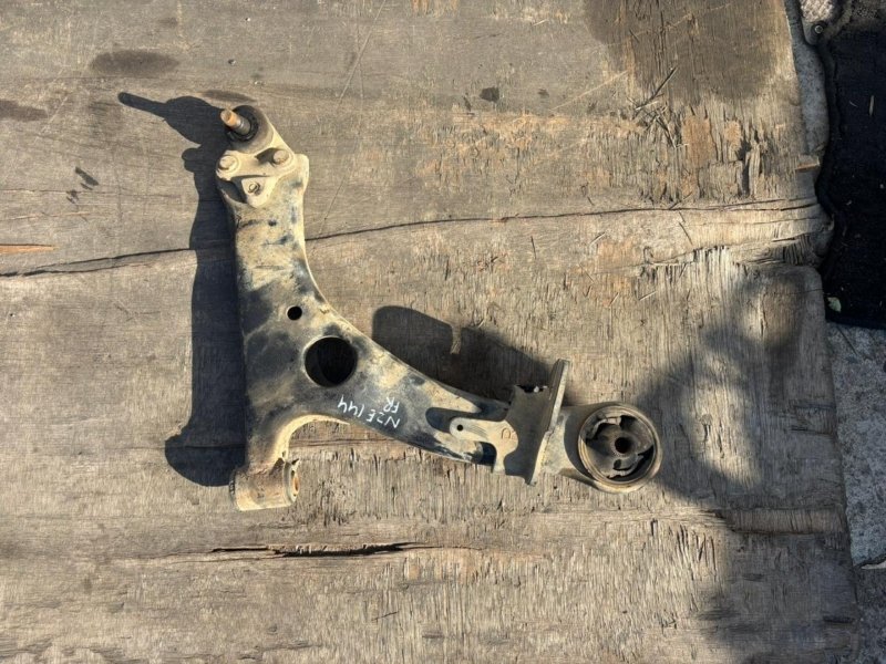 Рычаг TOYOTA COROLLA AXIO NZE144 передний правый (б/у)