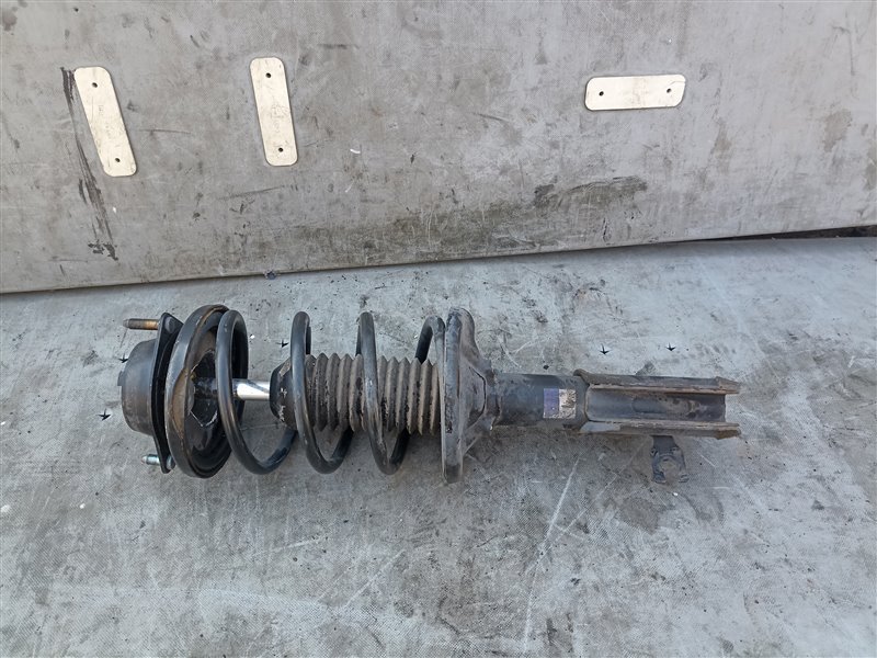Стойка MAZDA FAMILIA BHA8P BP-ZE передняя левая (б/у) Стойка MAZDA FAMILIA BHA8P BP-ZE передняя левая (б/у)
