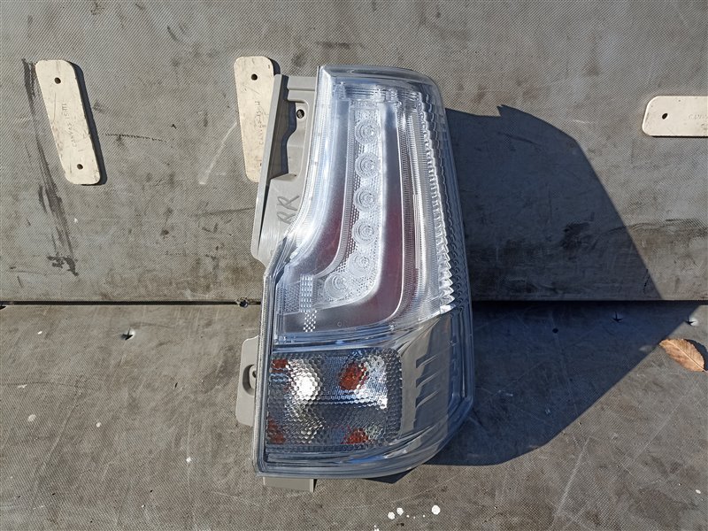 Стоп-сигнал MITSUBISHI DELICA D2 MB36S правый (б/у) Стоп-сигнал MITSUBISHI DELICA D2 MB36S правый (б/у)