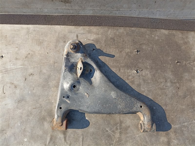 Рычаг нижний NISSAN LARGO NW30 KA24DE задний левый (б/у)