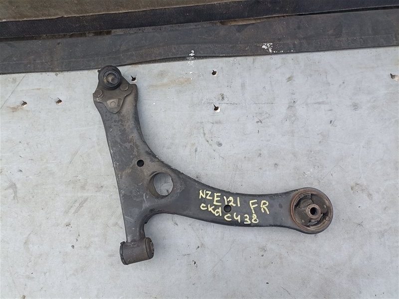 Рычаг TOYOTA ALLEX NZE121 передний правый (б/у)