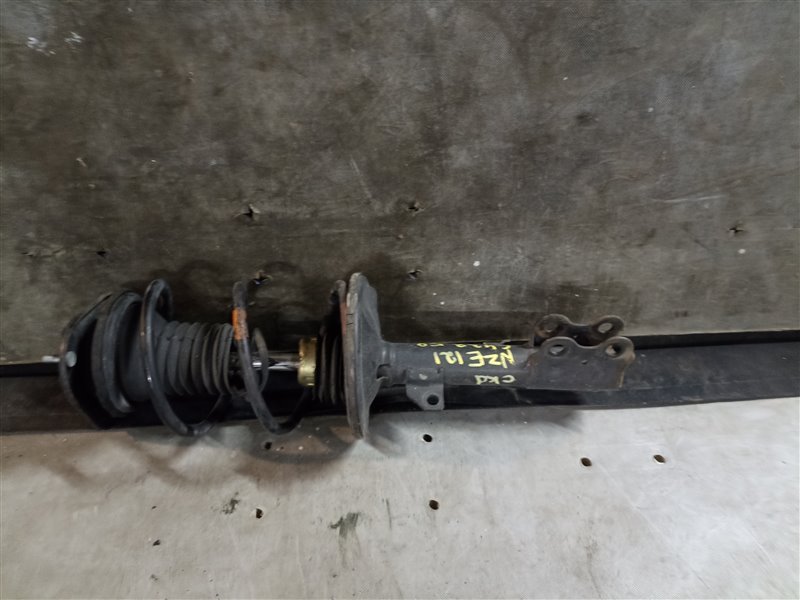 Стойка TOYOTA COROLLA FIELDER NZE121 1NZ-FE передняя правая (б/у)