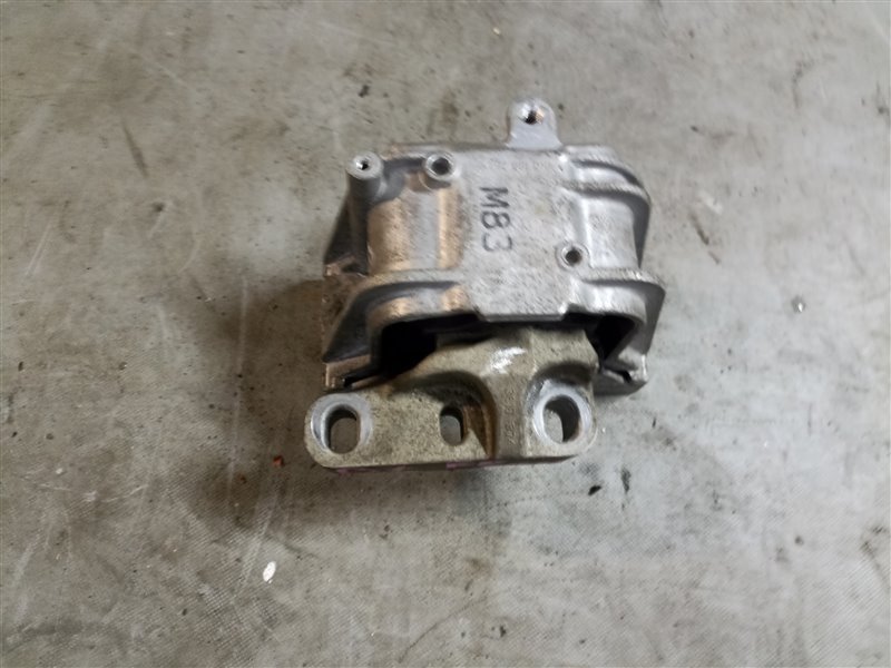 Подушка двигателя VOLKSWAGEN PASSAT B7 CAX(A) правая (б/у)