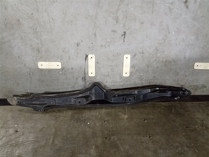Уплотнение между крылом и кузовом TOYOTA NOAH ZWR90 переднее правое (б/у)