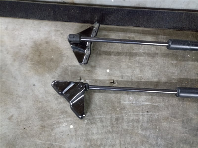 Амортизатор задней двери TOYOTA NOAH ZWR90 (б/у)