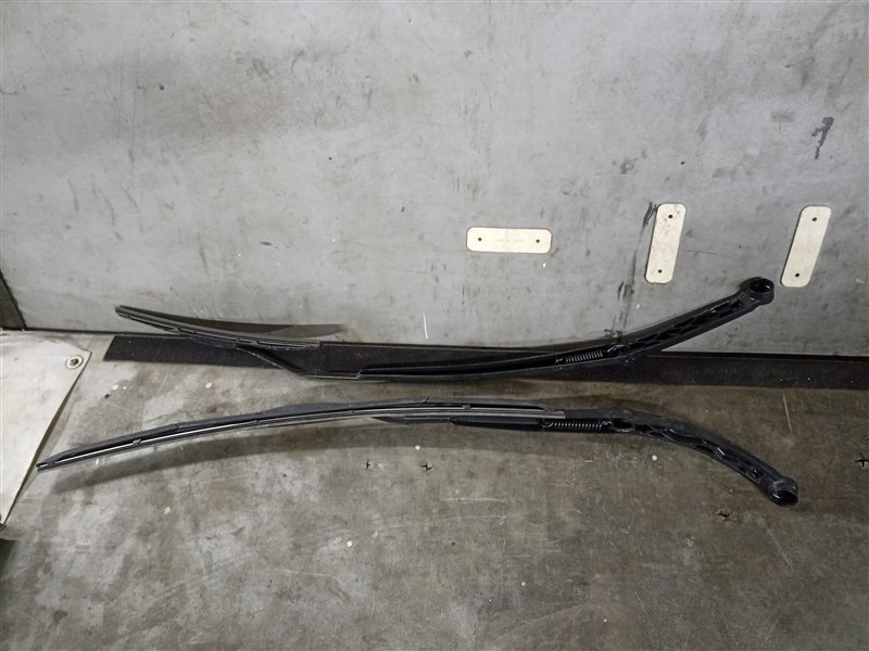 Поводок дворника TOYOTA NOAH ZWR90 передний (б/у)