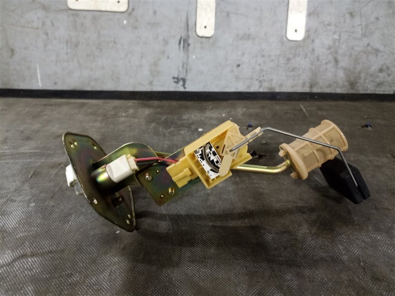 Датчик уровня топлива MITSUBISHI DION CR6W 4G94 (б/у)