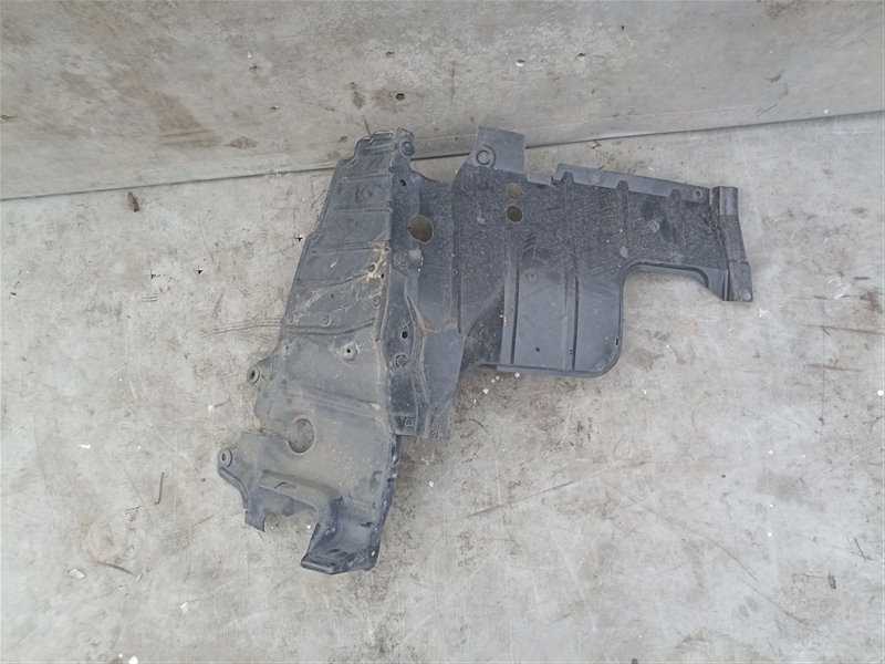 Защита двигателя MITSUBISHI DION CR6W 4G94 правая (б/у)