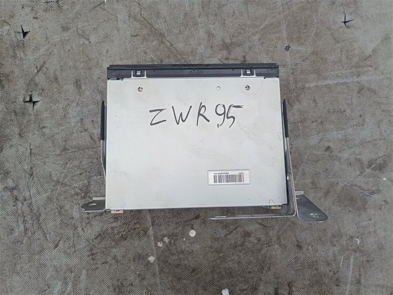 Cd-чейнджер TOYOTA NOAH ZWR90 (б/у)