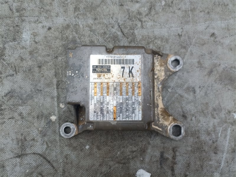 Блок управления airbag TOYOTA NOAH ZWR90 (б/у)
