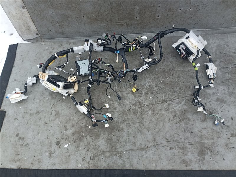 Коса под торпеду TOYOTA NOAH ZWR95 2ZR-FXE (б/у)