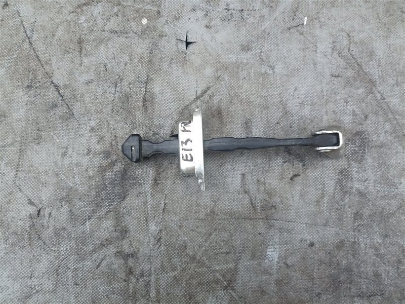 Ограничитель двери NISSAN NOTE E13 передний правый (б/у)