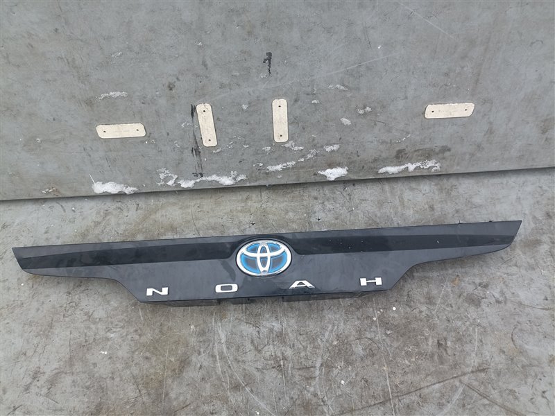Накладка 5-й двери TOYOTA NOAH ZWR90 (б/у)