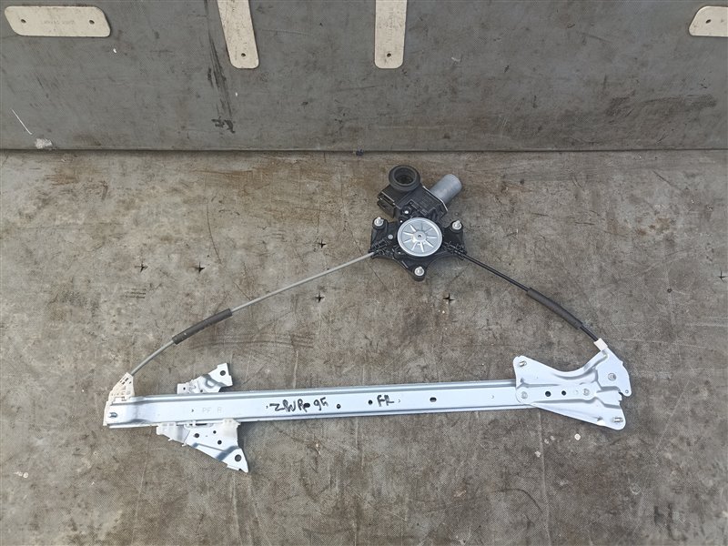 Стеклоподъемник TOYOTA NOAH ZWR90 передний правый (б/у)