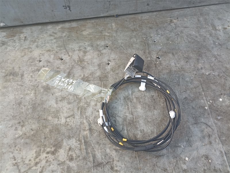 Тросик лючка бака TOYOTA NOAH ZWR90 (б/у)