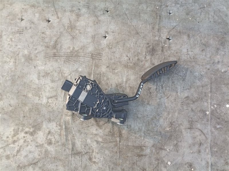 Педаль газа TOYOTA NOAH ZWR95 2ZR-FXE (б/у)