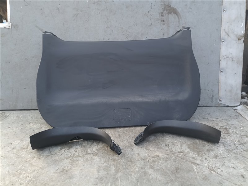 Обшивка двери багажника TOYOTA NOAH ZWR90 (б/у)