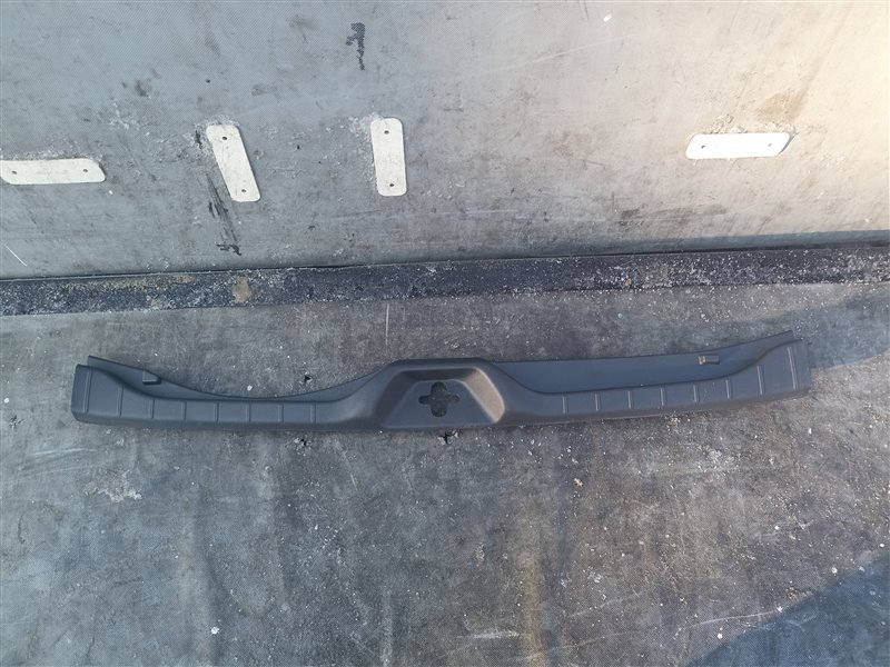 Накладка замка багажника TOYOTA NOAH ZWR90 (б/у)