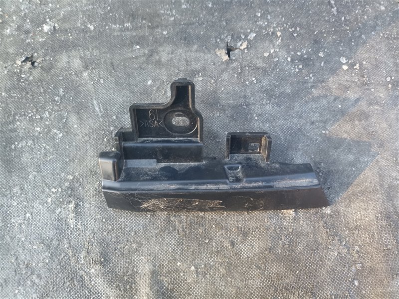 Заглушка полоза сдвижной двери TOYOTA NOAH ZWR90 левая (б/у)