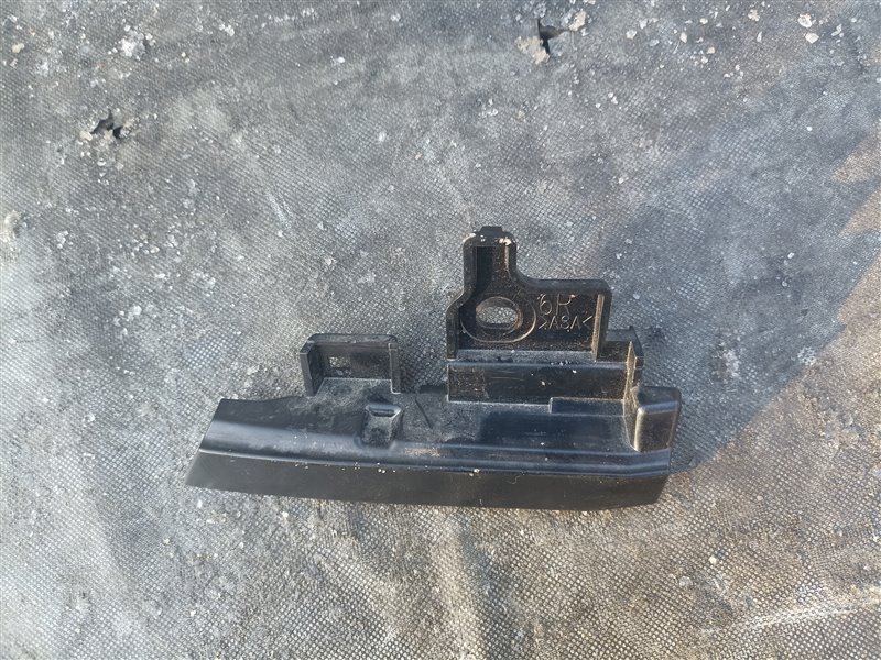 Заглушка полоза сдвижной двери TOYOTA NOAH ZWR90 правая (б/у)