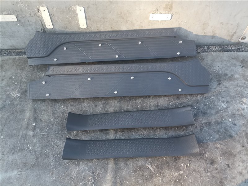 Накладка на порог TOYOTA NOAH ZWR90 (б/у)
