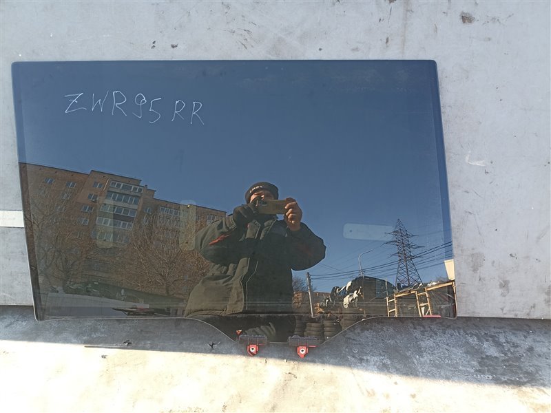 Стекло двери TOYOTA NOAH ZWR90 заднее правое (б/у)