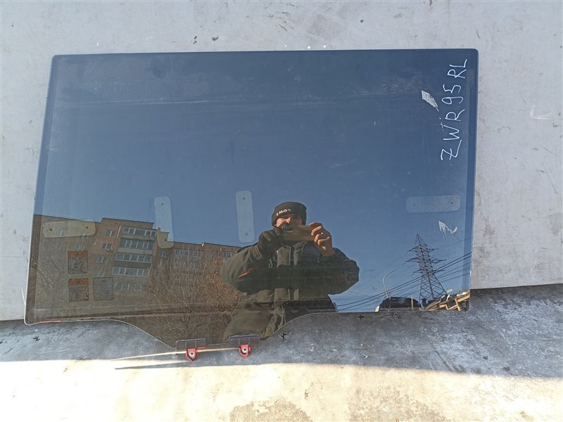 Стекло двери TOYOTA NOAH ZWR90 заднее левое (б/у)