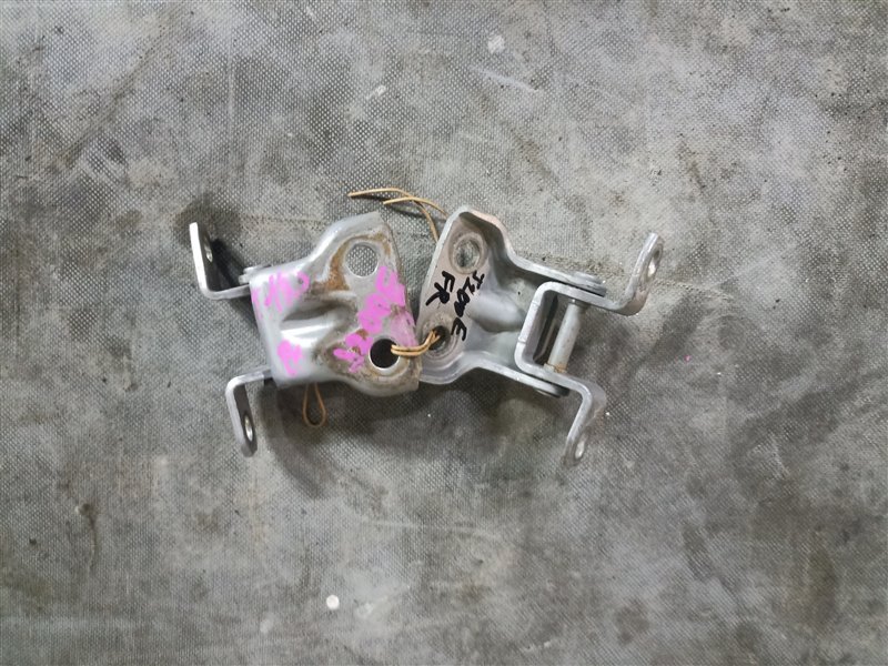 Петля дверная TOYOTA RUSH J200E передняя правая (б/у)