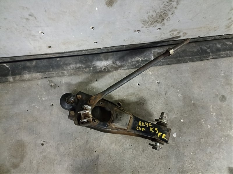 Рычаг нижний TOYOTA LITE ACE KR42 передний правый (б/у)