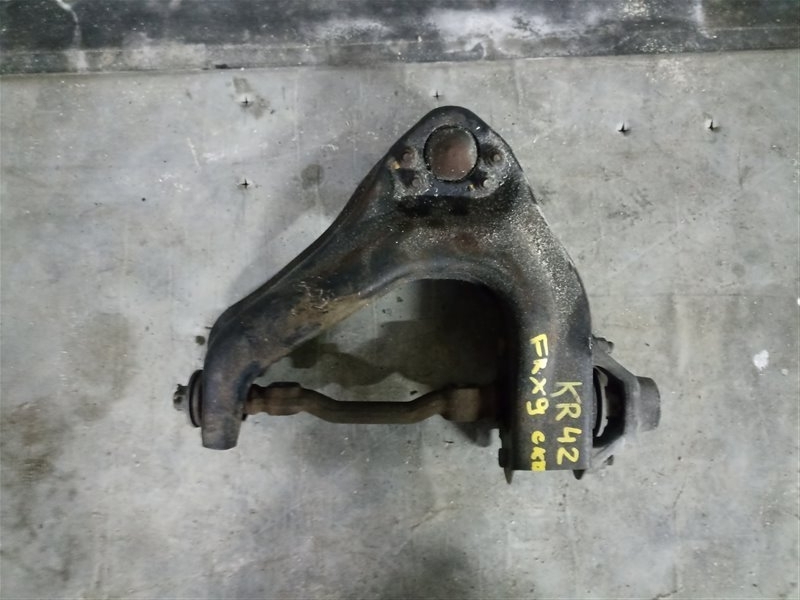 Рычаг верхний TOYOTA LITE ACE KR42 передний правый (б/у)