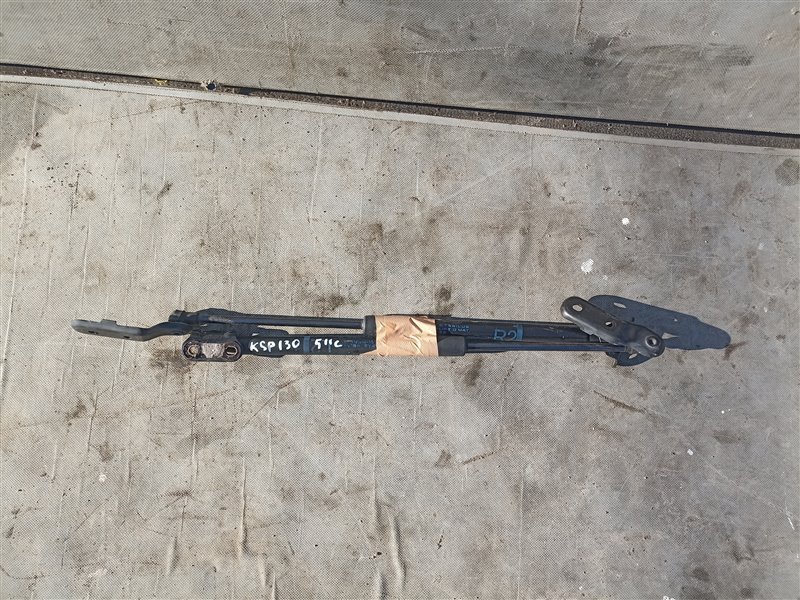 Амортизатор задней двери TOYOTA VITZ KSP130 (б/у)