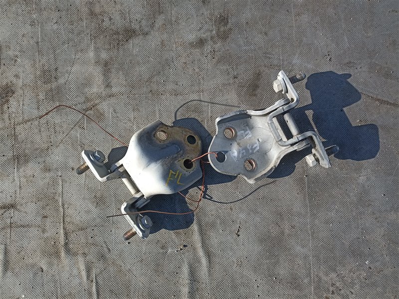 Петля дверная MITSUBISHI DIAMANTE F31A передняя левая (б/у)
