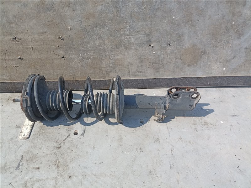 Стойка TOYOTA NOAH AZR60 1AZ-FSE передняя левая (б/у)